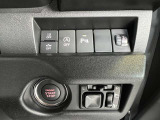 ブレーキサポートや障害物センサーまでも標準装備☆ジムニーって本来悪路を走る車ですよね。障害物だらけなんですけど(笑)