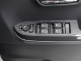 運転席側には 集中スイッチ(全ドアを操作するスイッチ) があり、運転席から乗員全員分の窓をコントロールできます。