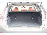 車体構造の見直しや、新型パワーリヤゲートの採用により、荷室幅および荷室開口部を拡大。サイズの大きな荷物の出し入れがしやすくなっております。