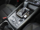 【オートブレーキホールド】停車中にブレーキペダルから足を放しても、ブレーキを自動的に制御して、車両の停車状態を保持する機能です。信号待ちなどの停車時に運転者の負担を軽減します。