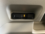 ハンドルの左下にETCがついています。高速道路の料金所の通過も楽々です。 カードの取り出しもしやすい場所についています。