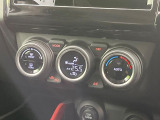 【オートエアコン】一度お好みの温度に設定すれば、車内の温度を検知し風量や温度を自動で調整。暑い&hellip;寒い&hellip;と何度もスイッチ操作をする必要はありません。快適な車内空間には必須の機能ですね♪