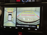 パノラミックビューモニターを装備。駐車場や交差点でクルマを真上から見るように周囲を確認できます。機能の詳細は販売店スタッフまでおたずねください。