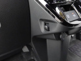 ちょっとした荷物がかけられるフック付き。