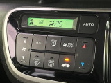 【オートエアコン】一度お好みの温度に設定すれば、車内の温度を検知し風量や温度を自動で調整。暑い&hellip;寒い&hellip;と何度もスイッチ操作をする必要はありません。快適な車内空間には必須の機能ですね♪
