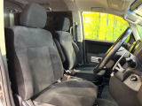 運転席まわりには十分なスペースがあり、大柄な方でもゆったり運転していただける環境です。