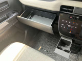 助手席前部には薄型のティッシュBOXが収納できるので便利です。