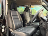 運転席シート廻りは使用感も少なく、良好な状態となっています。前オーナー様が丁寧に使っていたことがよくわかりますね。