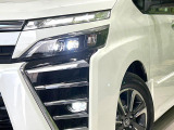 【LEDヘッドライト】悪天候や夜間走行時も良好な視界を確保し安心して運転できる高輝度LEDヘッドライトを装備!点灯速度が早く、消費電力も抑えられています。