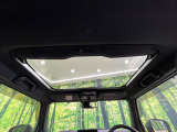 【ガラスルーフ】ガラスルーフ搭載で車内の解放感が一気にアップ!開放的なドライブをお楽しみいただけます。