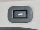 【パワーバックドア】スマートキーや運転席のボタンを押すだけでリアゲートが自動で開閉します!荷物を持っている時や、高い位置にあるバックドアを閉める際に便利な機能です♪