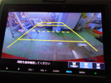バックカメラの画像です。ガイドラインがスムースな車庫入れをサポートいたします。車庫入れの安心感がアップしますね。