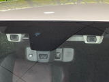 【アイサイトVer3】前方の車両等を検知し、衝突しそうな時は警報で注意を促し、ブレーキを踏む力をサポート。ブレーキを踏めなかった場合は衝突被害軽減ブレーキが作動、衝突回避をサポートします。