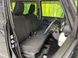 運転席まわりには十分なスペースがあり、大柄な方でもゆったり運転していただける環境です。