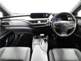 上質で落ち着いた印象のインパネ。視界も広々で運転しやすいです。