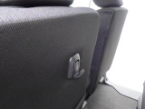 助手席側荷物フック。手荷物をサッとかけたり、車内の置き傘やボックスティッシュの吊るし収納としても便利にお使いいただけます。