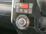 【オートエアコン】一度お好みの温度に設定すれば、車内の温度を検知し風量や温度を自動で調整。暑い&hellip;寒い&hellip;と何度もスイッチ操作をする必要はありません。快適な車内空間には必須の機能ですね♪