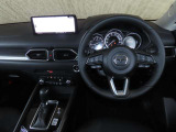 【運転席インテリアデザイン】左右対称のインテリアデザインでドライバーを包み込み運転に集中できるように設計されています。