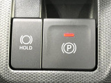 【電動パーキングブレーキ】パーキングブレーキは便利な電動式!ボタン一つで操作でき、アクセルを踏めば自動で解除されます♪レバーやペダルが無いので運転席廻りもすっきりしますね♪