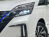 【LEDヘッドライト】悪天候や夜間走行時も良好な視界を確保し安心して運転できる高輝度LEDヘッドライトを装備!点灯速度が早く、消費電力も抑えられています。
