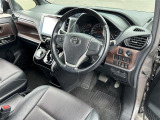 【運転席】座り心地が良いシートなので長時間の運転でも快適にお過ごしいただけます。新品のフロアマットのご注文も可能です。掲載箇所以外にご希望の写真がございましたらお気軽にお問い合わせ下さい。