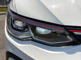 LEDマトリックスヘッドライト「IQ.LIGHT」。対向車や先行車を検知し、LEDを個別制御。まぶしさを抑えながら、夜間の視界をしっかり確保します。