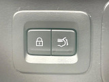 【パワーバックドア】スマートキーや運転席のボタンを押すだけでリアゲートが自動で開閉します!荷物を持っている時や、高い位置にあるバックドアを閉める際に便利な機能です♪