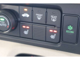 シートヒーター装備付き車!!座席に埋め込まれた電熱線によりシートを暖めることが出来る装備で、温められたシートは、寒い冬には最適です!!