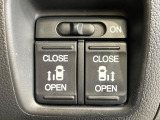【両側パワースライドドア】スマートキーや運転席のスイッチで後席両側スライドドアの開閉が可能♪電動だから力を入れてドアを開ける必要が無く、小さなお子様でも簡単に開け閉めでき快適です♪