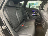 メルセデスのシートは少し硬めになっております。長時間の運転の際、適度な反発があることでお尻や腰の負担を減らす効果が御座います。