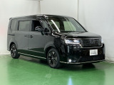 狭い駐車場でも、スライドドアならチャイルドシートへのお子さまの乗降や荷物の積載もスムーズ。とても便利な【両側電動スライドドア】ドアハンドを少し引くだけでリアドアが自動開閉します。