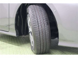 タイヤサイズ 195/65R15。 スタイリッシュなデザインのホイールキャップ付き純正アルミホイールを装着しています。