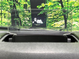 【ヘッドアップディスプレイ】現在の速度や走行情報をデジタル表示で運転席前方のガラスに投影!運転中、目線をずらさず必要な情報を確認できるのでとっても便利で安心!