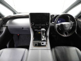 上質で落ち着いた印象のインパネ。視界も広々で運転しやすいです。