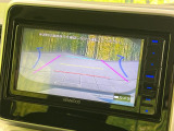 【バックカメラ】駐車時に後方がリアルタイム映像で確認できます。大型商業施設や立体駐車場での駐車時や、夜間のバック時に大活躍!運転スキルに関わらず、今や必須となった装備のひとつです!
