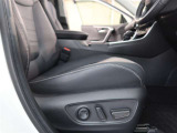 パワーシート搭載。微妙な調整が手軽にでき、ピッタリなポジションで運転することが可能です。