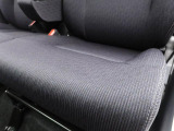 チャコールグレーのシックなシートカラー
