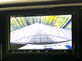 【バックカメラ】駐車時に後方がリアルタイム映像で確認できます。大型商業施設や立体駐車場での駐車時や、夜間のバック時に大活躍!運転スキルに関わらず、今や必須となった装備のひとつです!