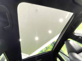 【ガラスルーフ】ガラスルーフ搭載で車内の解放感が一気にアップ!開放的なドライブをお楽しみいただけます。