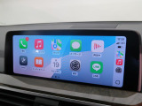 【アップルカープレイ】iPhoneがBMW車両とワイヤレスで接続されます。Apple CarPlayでは、オーディオストリーミングやメッセージングアプリがディスプレイに表示されます。