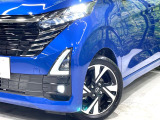 【LEDヘッドライト】悪天候や夜間走行時も良好な視界を確保し安心して運転できる高輝度LEDヘッドライトを装備!点灯速度が早く、消費電力も抑えられています。