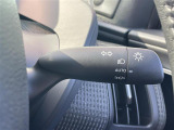 【オートライト(AUTO)】外の明るさをシステムが感知して、自動でヘッドライトが点灯します。ヘッドライトをつけ忘れを防ぐ便利機能です。