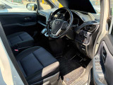 運転席はこちらです。プライベートな車内なのでリラックスできる空間を。