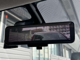 インテリジェントルームミラー☆後席に乗っている人や、大きな荷物を載せていると見にくくなりがちな後方視界。。こちらは車両後方のカメラ映像をミラーに映すので、天候にも影響されないクリアな後方視界を実現☆