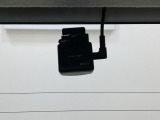 後方にもドライブレコーダー(社外品)のカメラが付いています。前後両方でお車の周りを監視・記録いたします。