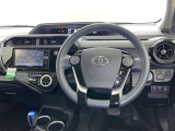 運転席まわりです。 各操作スイッチは使いやすい位置に配置されてます。