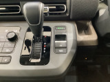 CVT車のセレクトレバーです。低速から高速まで、変速ショックのないスムーズな走りと、エンジン効率のよい領域を維持して燃費にも貢献します。サイドブレーキはスイッチ操作の電子制御パーキングブレーキです。