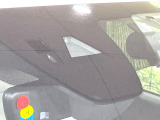 【スマートブレーキサポート】走行中に前方の車両等を認識し、衝突しそうな時は警報とブレーキで衝突回避と被害軽減をアシスト。より安全にドライブをお楽しみいただけます。
