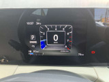 大きくて見やすいスピードメーターです。エコ運転の目安になるマークの表示もあって燃費向上の手助けにも☆