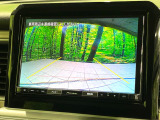 【バックカメラ】駐車時に後方がリアルタイム映像で確認できます。大型商業施設や立体駐車場での駐車時や、夜間のバック時に大活躍!運転スキルに関わらず、今や必須となった装備のひとつです!